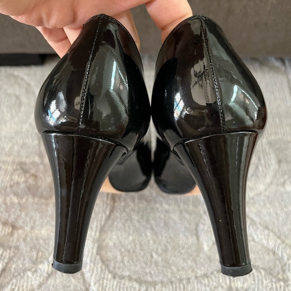 Stuart Weitzman Black Patent Leather Heels Pumps 10 Peep Toe Office Career EUC - Picture 3 of 12